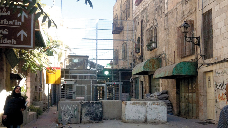 منزل عائلة البكري يقع داخل منطقة عسكرية إسرائيلية في حي تل الرميدة في قلب البلدة القديمة في الخليل