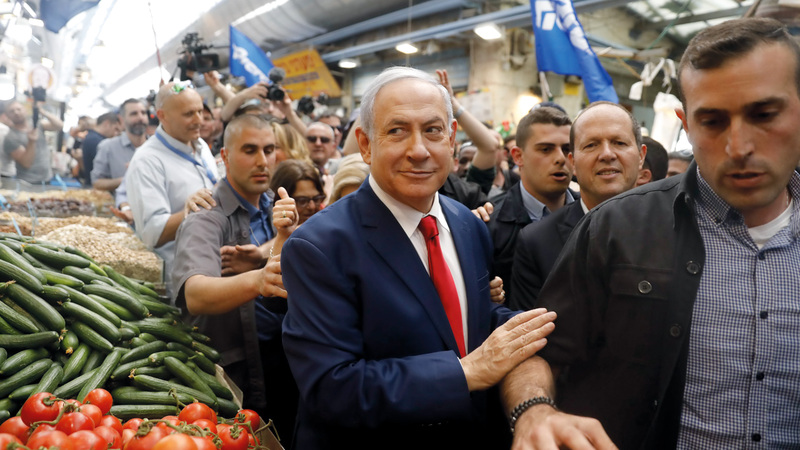 نتنياهو خلال جولة في سوق الخضراوات بالقدس قبيل التصويت. أ.ف.ب