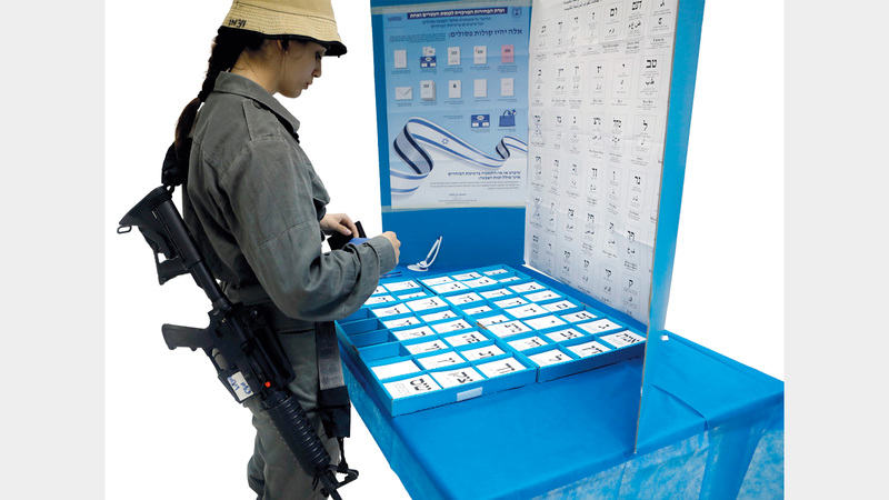 مجندة إسرائيلية تدلي بصوتها. رويترز