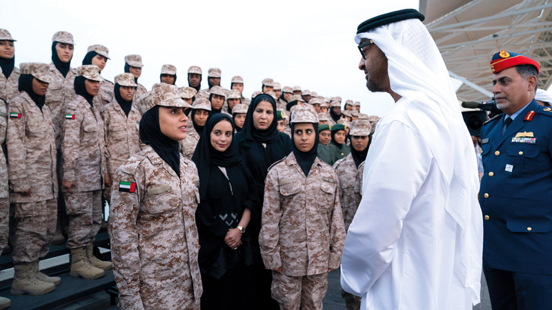 محمد بن زايد خلال استقباله وفد المشاركات في «برنامج تمكين المرأة العربية في مهام حفظ الأمن والسلام».

وام