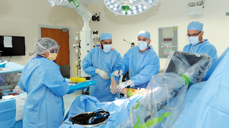 استشاري جراحة العظام الدكتور يعقوب عبدالله الحمادي أجرى العملية. من المصدر