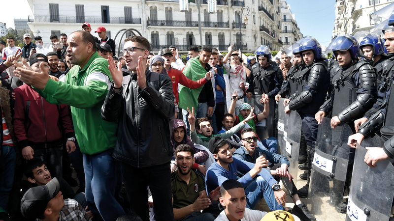آلاف المحتجين يرفضون تعيين عبدالقادر بن صالح رئيساً مؤقتاً للجزائر.  أ.ف.ب