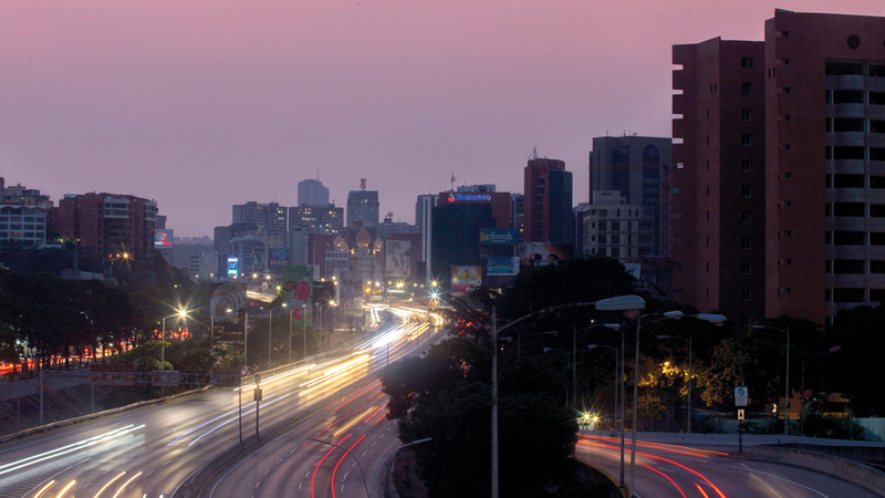 أحد الشوارع الرئيسة بالعاصمة يبدو غارقاً في الظلام. أ.ف.ب