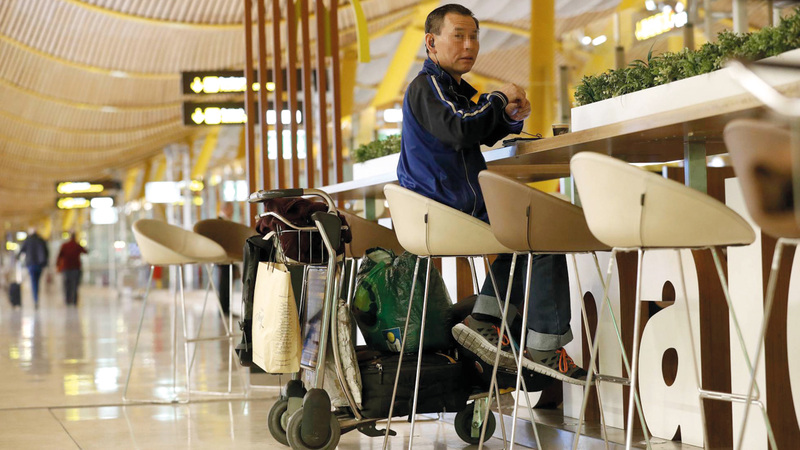 الياباني يجلس مستمتعا بالهدوء في المطعم. من المصدر