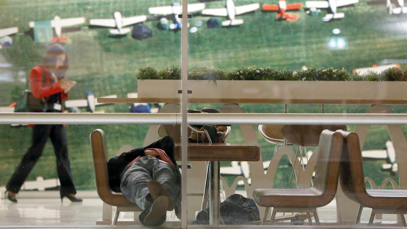 ديفيد المسافر الشبح ينام في المطار، عن المصدر