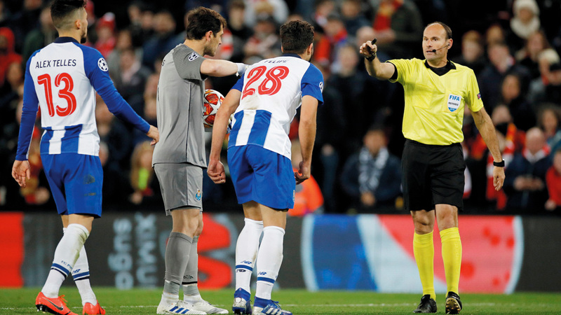 إيكر كاسياس في جدال مع الحكم خلال لقاء بورتو وليفربول.  رويترز