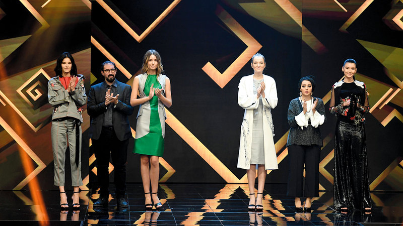 المشتركون أمام لجنة التحكيم للاستماع لنتيجة منافسات الحلقة السابعة.

من المصدر