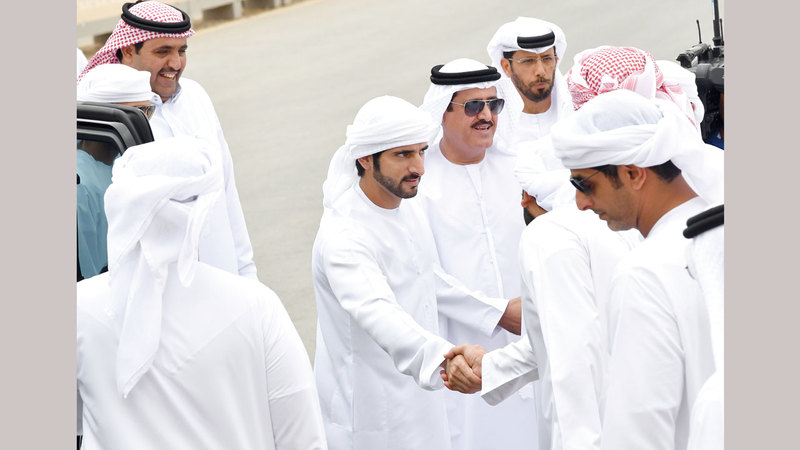 حمدان بن محمد خلال حضوره المنافسات. تصوير: أسامة أبوغانم