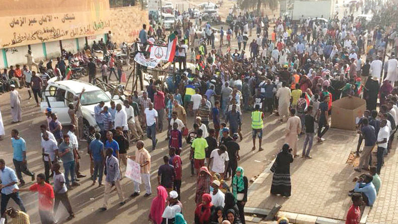 الاعتصام الجماهيري السوداني شهد حضور الفرق الفنية والكوميدية.  أ.ف.ب