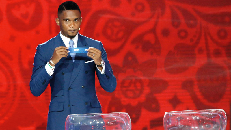 صامويل إيتو بين النجوم الذين سيسحبون قرعة كأس  إفريقيا اليوم.  أ.ف.ب