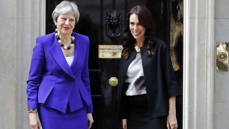 ماي وأردرن في داونينغ ستريت.. الفارق شاسع بين السيدتين.  أ.ف.ب