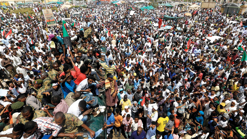 مئات الآلاف احتشدوا قرب مقر قيادة الجيش في الخرطوم رفضاً لقرارات المجلس الانتقالي. رويترز