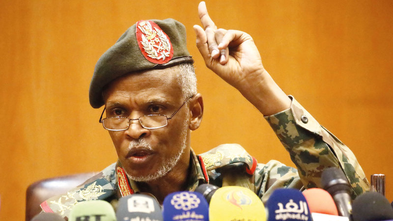 الفريق أول عمر زين العابدين: «نحن حماة مطالب الكيانات السياسية، ولن نملي

شيئاً على الناس، جئنا من أجل المحتجين والمعتصمين،

ولن نسمح بالفوضى».