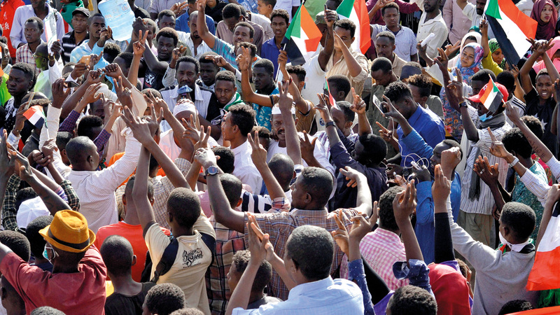 المحتجون يواصلون تعبئتهم أمام قيادة الجيش بالخرطوم بعد تغيير رئيس المجلس العسكري. رويترز
