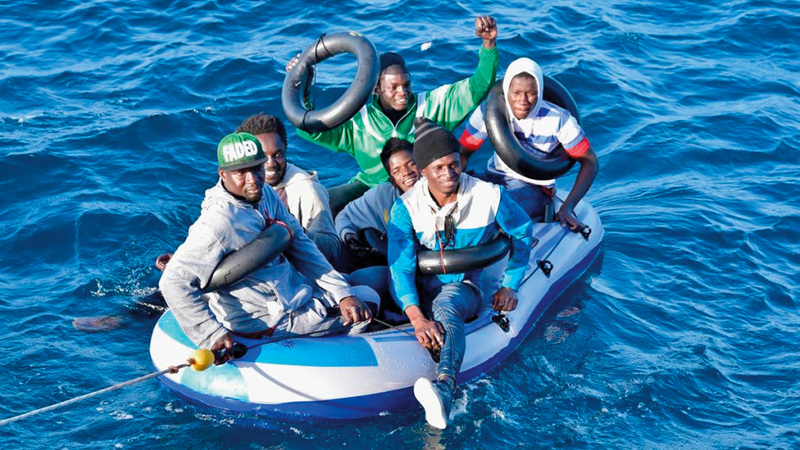 قارب يحمل مهاجرين غير نظاميين باتجاه أوروبا. أرشيفية