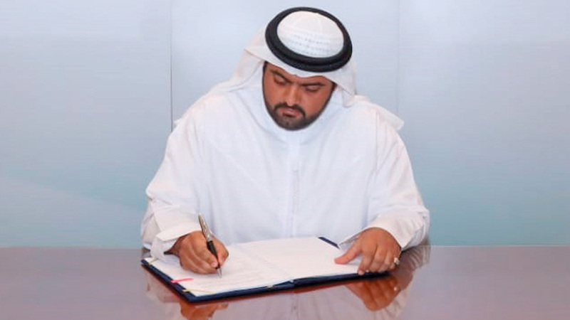 محمد الشرقي خلال توقيع عقد إنشاء استاد نادي دبا الرياضي. وام