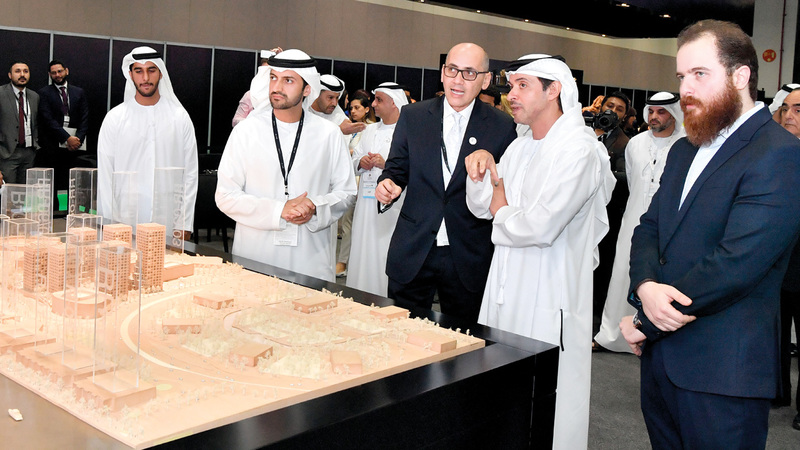 هزاع بن زايد خلال جولته في «سيتي سكيب أبوظبي 2019». تصوير: نجيب محمد