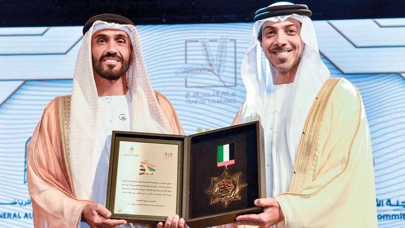 منصور بن زايد خلال تكريم نهيان بن زايد &laquo;الشخصية الرياضية&raquo; لعام 2018. وام