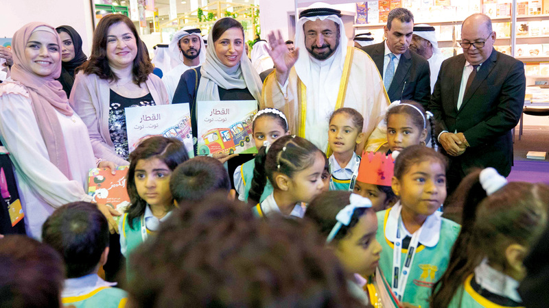 سلطان القاسمي خلال جولته في أروقة وردهات المهرجان. وام