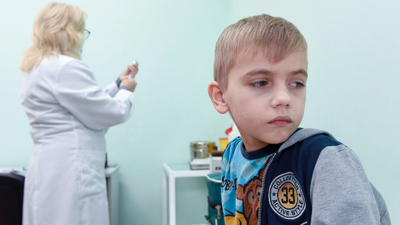 طفل أوكراني يستعد لأخذ التطعيم ضد الأمراض المعدية. أرشيفية