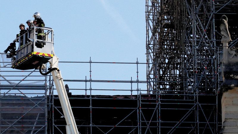 إطفائيون خلال  عملية إخماد الحريق. رويترز