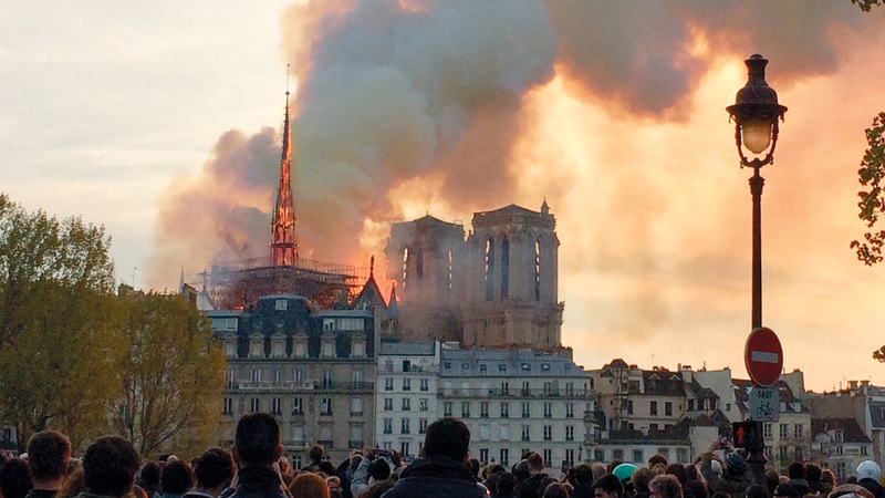 400 إطفائي شاركوا في إخماد الحريق. أ.ف.ب