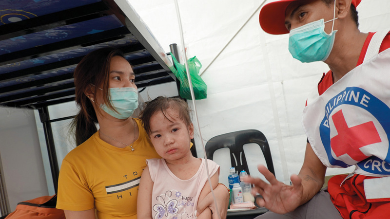 طفلة تتلقى التطعيم في مانيلا عقب تفشي وباء الحصبة. أرشيفية