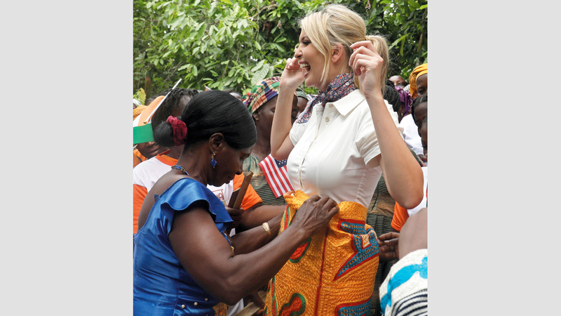 إيفانكا تتلقى هدية قطعة قماش يتم إهداؤها عادة للملوك الزائرين. رويترز