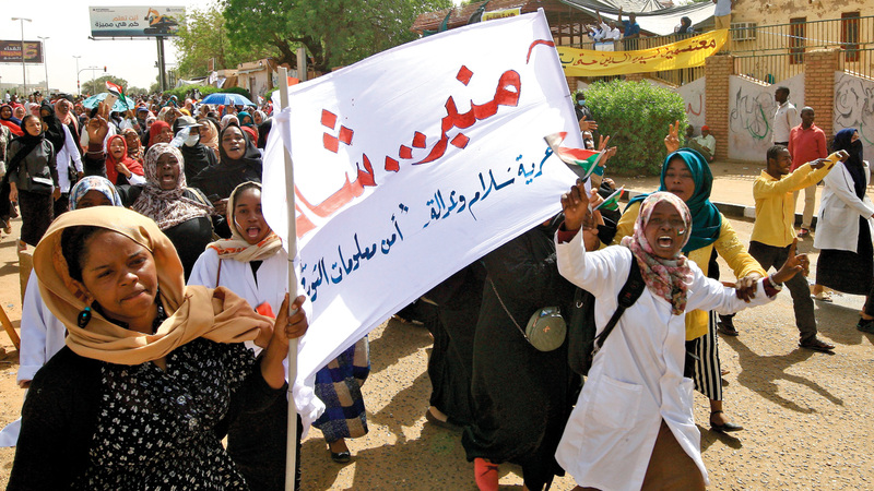 احتجاجات الشارع السوداني حوّلت «منبرشات» إلى صفحة نضال يومي.    أ.ف.ب
