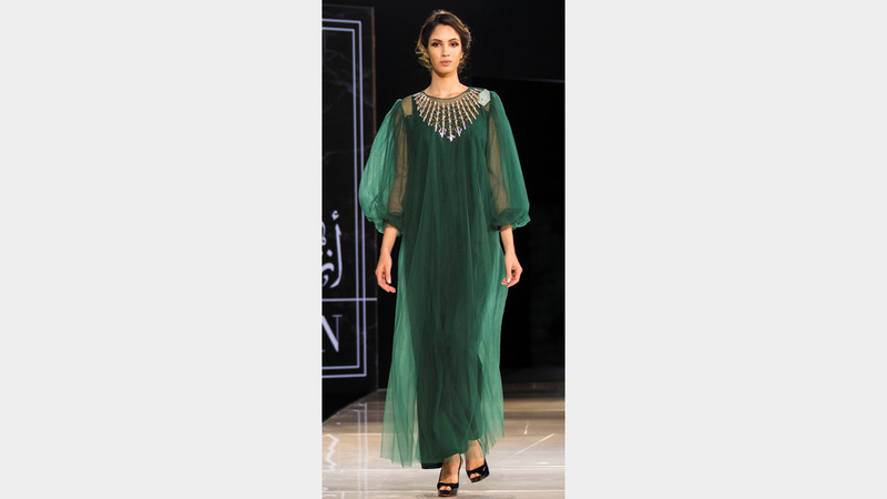 التصاميم جمعت بين العبايات وفساتين السهرة والأزياء العملية. من المصدر