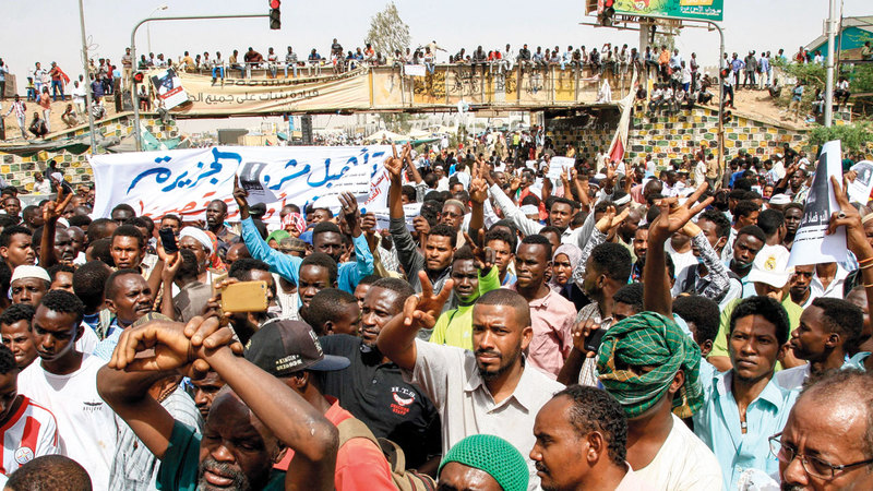 حشود من المحتجين في الخرطوم عشية الموعد المحدد لإعلان تشكيل المجلس المدني. أ.ف.ب