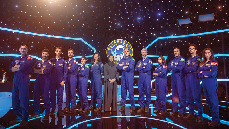 سارة الجرمن مع المشتركين العرب في «رواد الفضاء». من المصدر