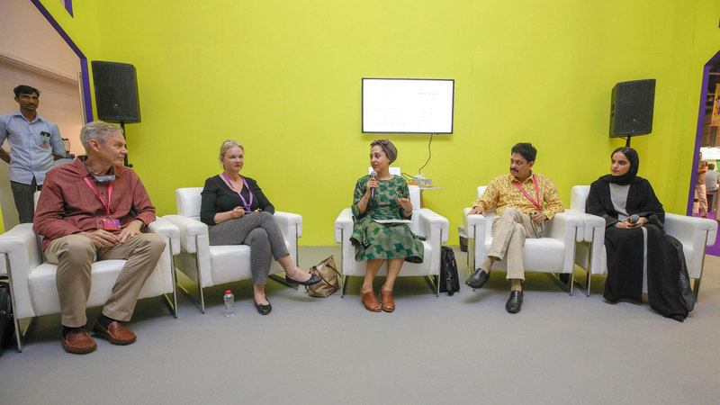 الجلسة استضافت كتاباً عرباً وأجانب. من المصدر