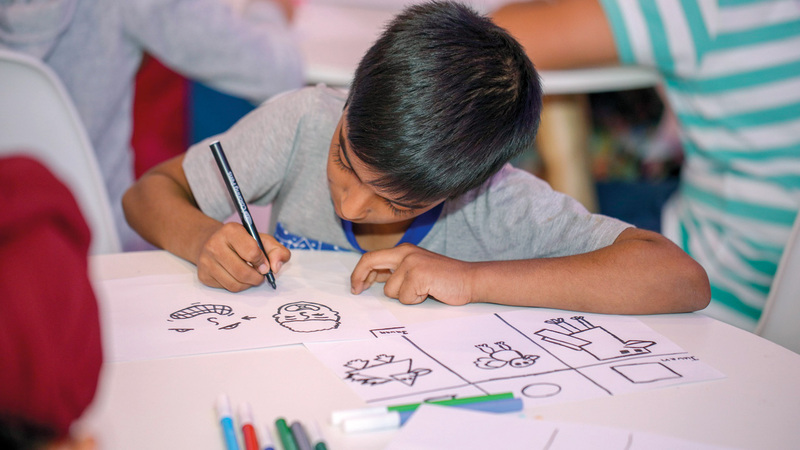 أحد الأطفال خلال الورشة التي قدمتها الرسامة الأسترالية أسكا. من المصدر