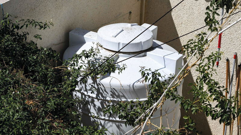 البلدية توجه بتنظيف خزانات المياه مرة على الأقل سنوياً. تصوير: أشوك فيرما