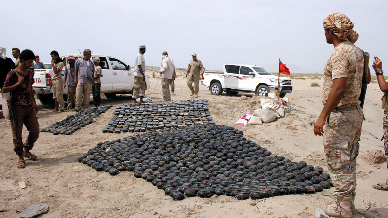 عناصر من الجيش اليمني يستعدون للتخلص من ألغام حوثية عُثر عليها بمناطق متفرقة. أرشيفية