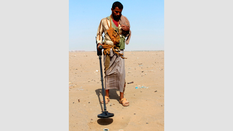 أحد أفراد قوات الشرعية اليمنية يبحث عن الألغام الحوثية في الحديدة. أرشيفية