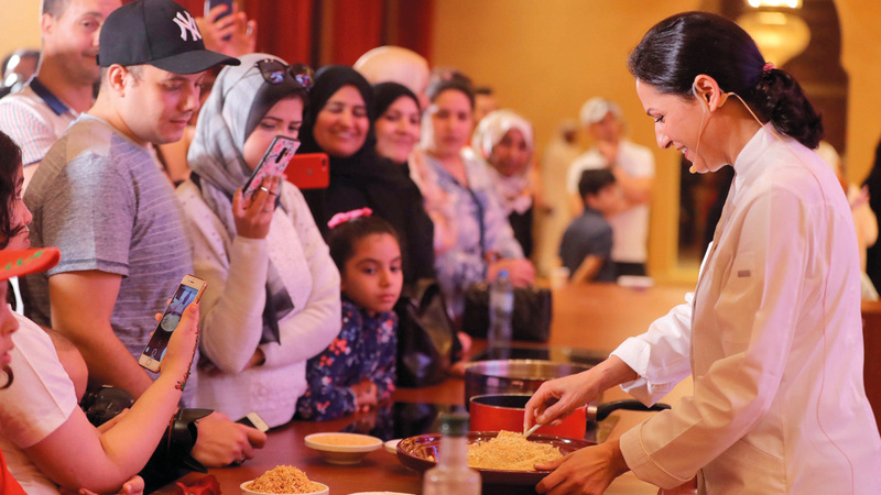 شميشة الشافعي:

«طبق الكسكس

أشهر وألذ أكلة

مغربية، ونقدمها

بالبصل المحلى

بالعسل والحمص».