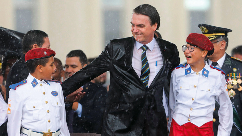 بولسونارو يحاول التقرب إلى شعبه. أ.ف.ب