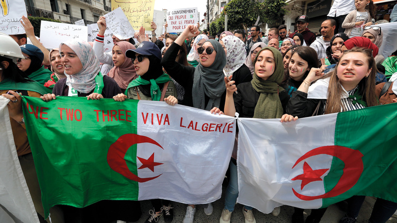 تظاهرة طلابية وسط العاصمة الجزائرية تطالب برحيل النظام.  إي.بي.إيه