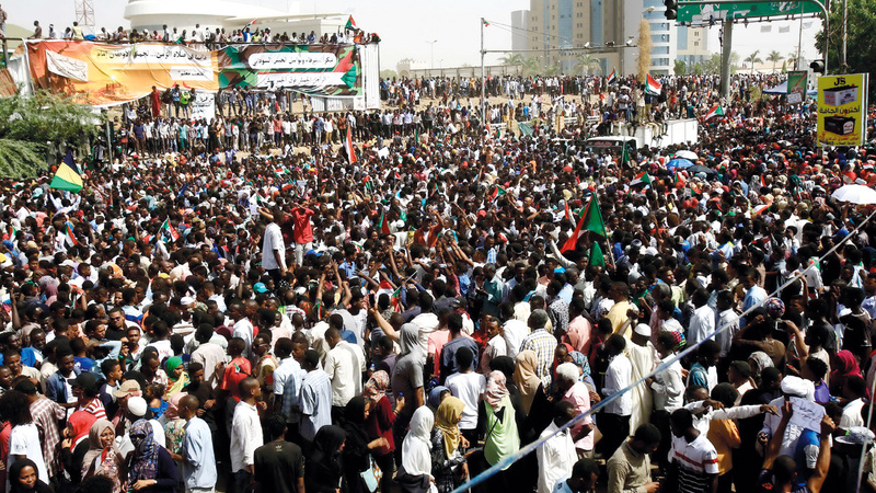 حشود من المحتجين في شوارع الخرطوم يطالبون برحيل النظام. أ.ف.ب