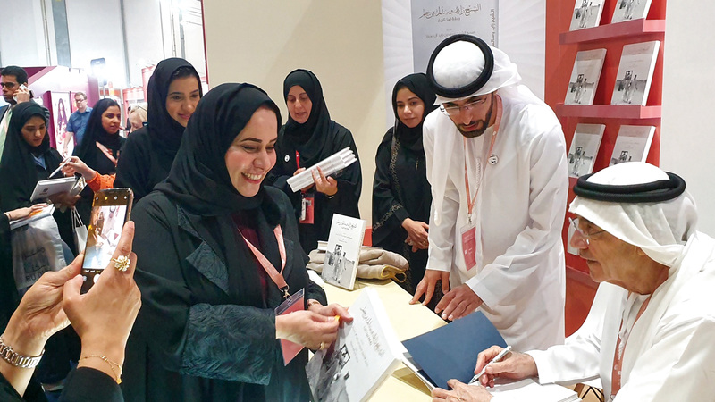 زكي نسيبة خلال توقيع الكتاب.

من المصدر