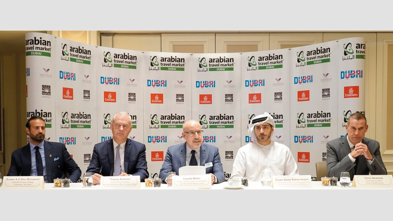 كاظم «الثاني إلى اليمين» أكد خلال المؤتمر على تعزيز مكانة دبي كأكثر مدن العالم زيارة وابتكاراً. من المصدر