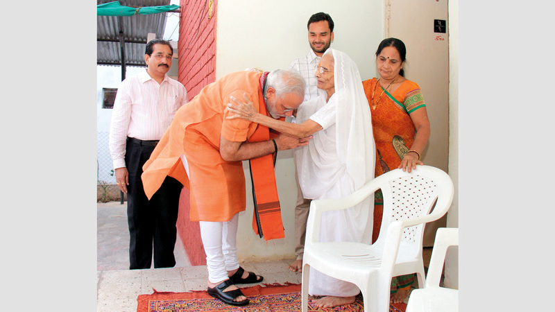 مودي يتلقى البركة من والدته هيرا بمناسبة عيد ميلاده الـ64. أ.ف.ب