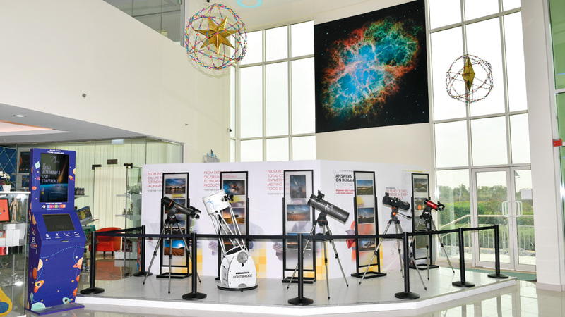 المركز يسمح لزوّاره بملامسة قطع من النيازك يصل عمرها إلى 4 مليارات سنة. تصوير: مصطفى قاسمي