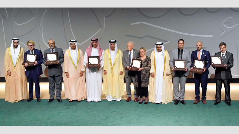 هزاع بن زايد يتوسّط الفائزين بجوائز الشيخ زايد للكتاب.

وام