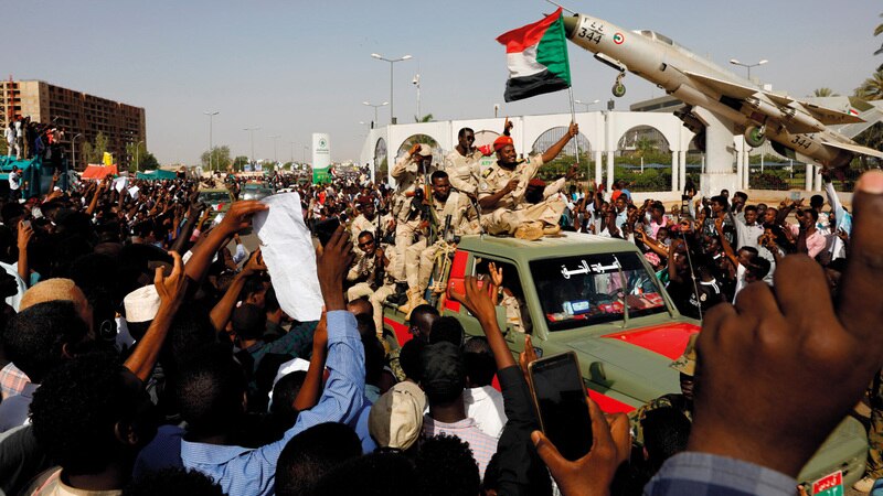 جنود سودانيون يتحركون مع قافلة عسكرية خارج مجمع وزارة الدفاع في الخرطوم. رويترز