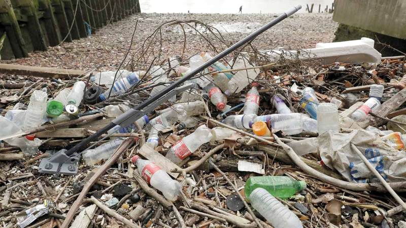 ملوثات بلاستيكية على ضفة نهر التايمز في لندن. أ.ب