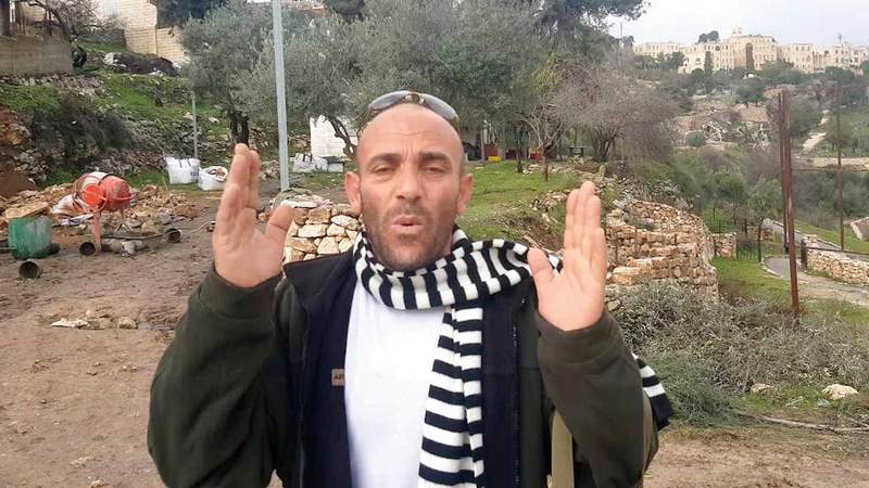 خالد الزير يعيش مشرّداً هو وعائلته بفعل هدم منزله ومنعه من الإقامة في المناطق الخضراء. الإمارات اليوم