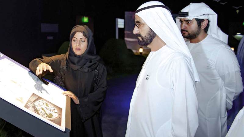 نائب رئيس الدولة يستمع لشرح حول أحد المشروعات الجديدة في دبي. وام